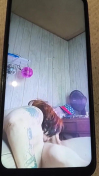 La troia perversa guarda i suoi porno ingoiare quel cazzo in profondità nella gola con il carico che ha