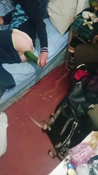 Genç eşcinsel adam götünü açıyor
