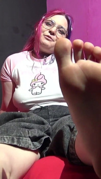Tombul oink kıllı genç kız kamerada seksi ayaklarını poz veriyor