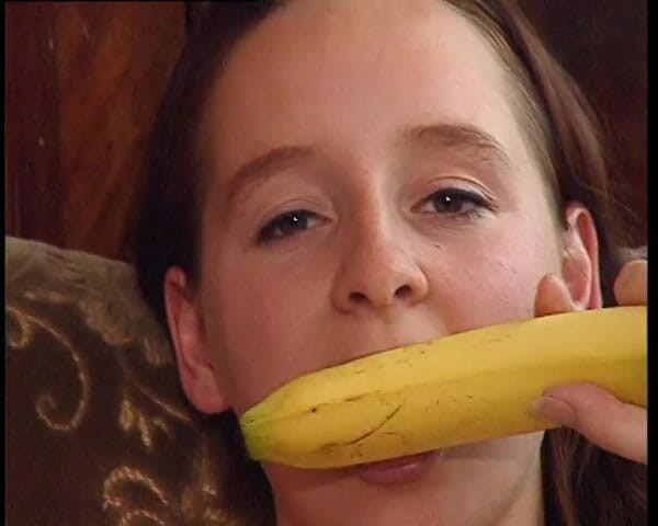 YOUR FIRST PORN: Runkar iväg med banan