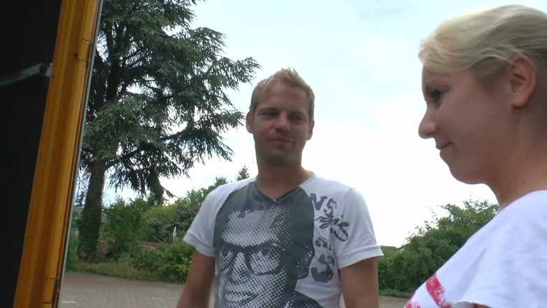 German amateur - 100% German hardcore videos: Blond milf knullas i baksidan av lastbilen