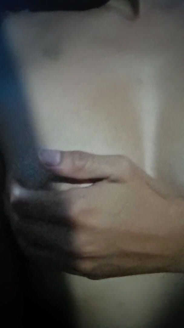 Lovelypaz: La sexy ragazza mora ama giocare con le sue belle...