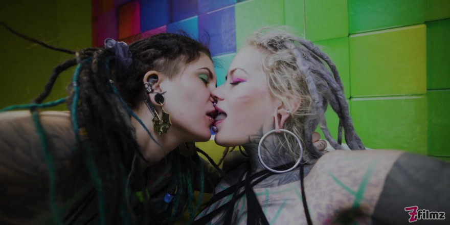 Z-Filmz: Trío de tatuajes, chicas con culos abiertos para polla tatuada