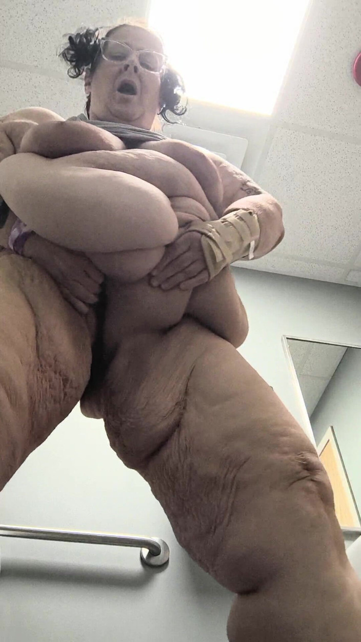 HerculesnVENUS: Une chatte poilue excitée debout sur le sol jouit