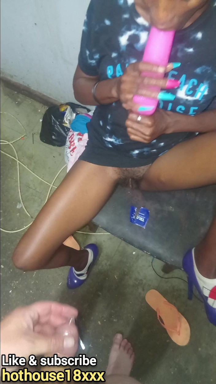 hothouse18xxx: Prostituta Gostosa Brinca Com Buceta E Vibrador Na Cadeira Com...