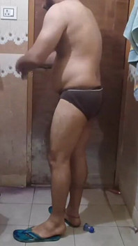 Homme canon et sexy et vidéo de bain