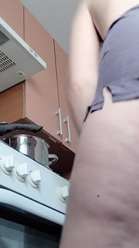 Sexy moglie nuda che prepara il cibo in cucina. Bruna pelosa, culo grosso, grandi tette.