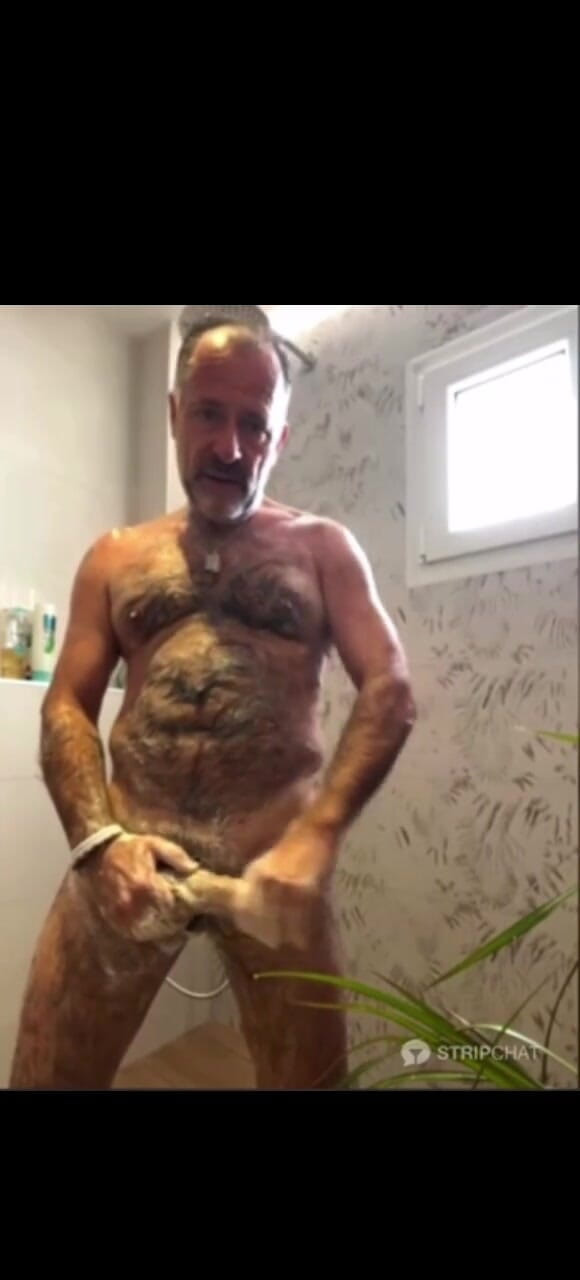 Daddybearvlc: Un autre jour, une autre douche, une autre branlette. S’il...