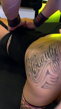 Natascha Ink gangbanged por chicos con grandes pollas