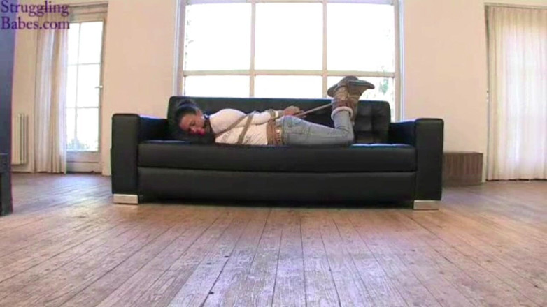 Submissed: Vixen hogtied ballgagged पर सोफे पर