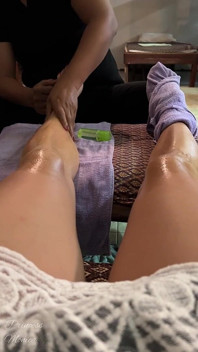 Urut kaki berminyak oleh wanita Thai