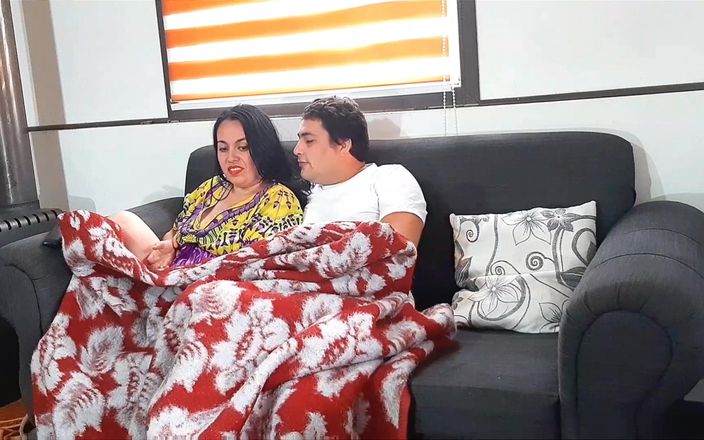 BBW Kelly Mom: जब हम एक फिल्म देखते हैं तो मेरी सौतेली मम्मी मुझे आश्चर्यचकित करती है, हम सोफे पर चुदाई शुरू करते हैं
