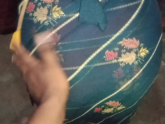 Meenashki Devi: Krásná bhabhi ve vesnické kuchyni