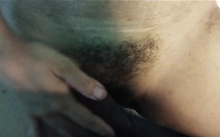 Lovely hairy pussy: Honění a výstřik na masérku chlupaté kundičky