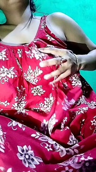 性感的身体探索 - 乳白色的胸部按压，深度手淫和玩屁股