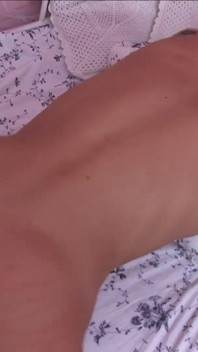 Roztomilá brunetka teen ví, jak potěšit prut svého přítele