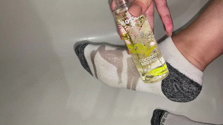 footivities: Urut minyak kaki dalam stoking buku lali