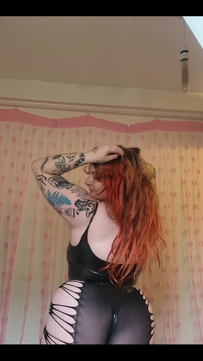 Bunny Royle: Vrtět vrtět. Líbí se ti mě v my sexy latexové...