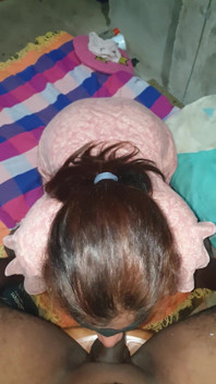 ภรรยาโลดโป๊คุกเข่าถ่มน้ำลายใส่ควยใหญ่สามีแล้วอมยาวลึก