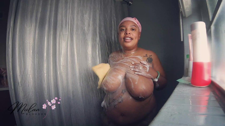 Mulan Blossom: Dea bbw tette doccia