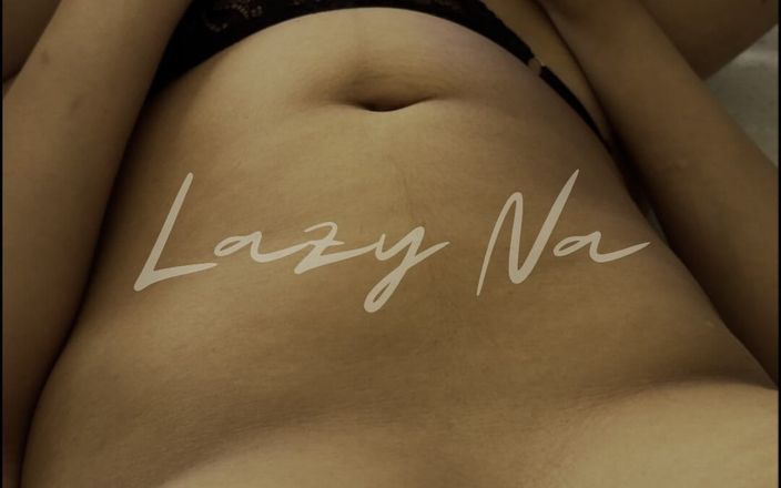 Lazy Na: Geil meisje masturbeert in het bijzijn van haar vriend