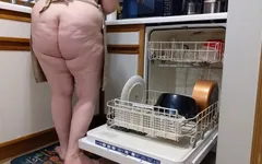 Big Butt MILF laddar diskmaskinen