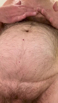 O técnico Karl esfrega sua barriga peluda para você 6940