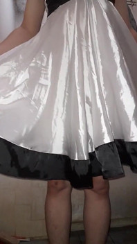 Crossdresser Asia muncrat memakai gaun putih satin