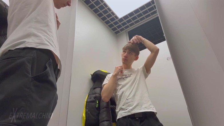 Extremalchiki: Cabine d’essayage, jumelles à poil, masturbation