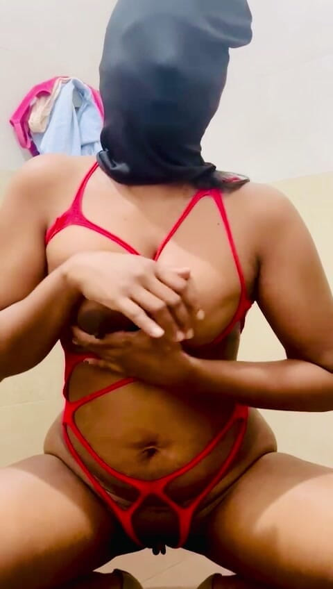 Sweetysingle: Làm ơn chạm vào âm hộ của tôi