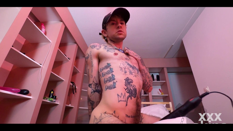 Xxx skips: Geile Ftm XXX Skips schleift neues spielzeug bis zum orgasmus...