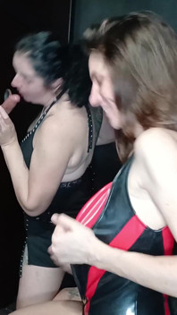 Gloryhole V libertinském klubu vysávám své fanoušky jednoho po druhém!