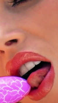 Nikki benz si cewek semok rambut pirang lagi asik muasin memeknya pakai vibrator
