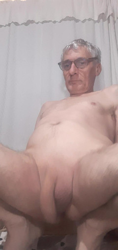 Big uncut hard cock: 一根柔软的大鸡巴，但很大，有两个很大的球，他们跳舞