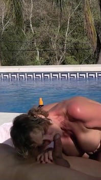 In der Sonne am pool Urlaubssex