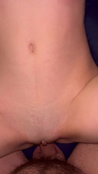 Hausgemachte. Ich beendete auf Tinkas Bauch. Jung.