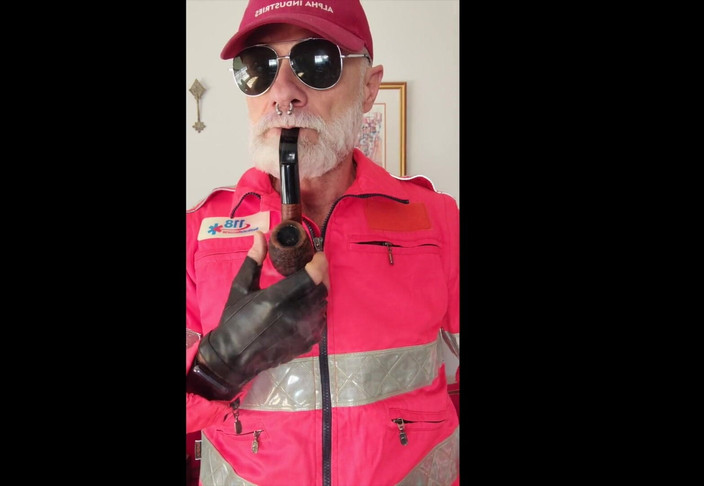 MusclesCigarsFFPig: Stiefvater raucht seine pfeife in hallo ausrüstung