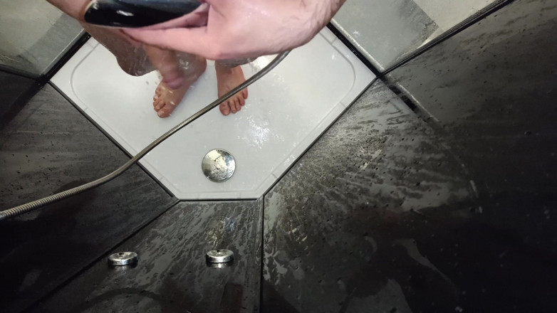 Uhri: Hotel shower hairy guy