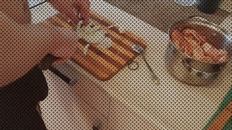 Lizaveta: 帮助我丈夫在厨房用水果。在他准备 dinn 时，在丈夫面前用一个巨大的梨操了自己