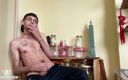 Skoorpp: Nadržený chlapec honí velkého čůráka a kouří, aby se vystříkal