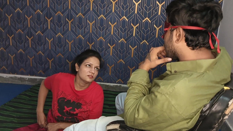 Anup chaubey: 押し付けられた貧しい女の子が仕事を求めに来て、オーナーが利用した