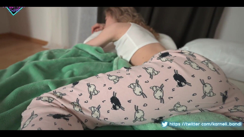 Karneli Bandi: Tôi thức dậy với anh kế của tôi giật ra...