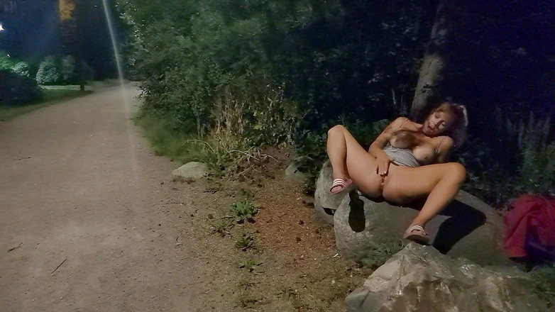 Bunny Production: 芬兰 Bianca 在户外自慰并潮吹