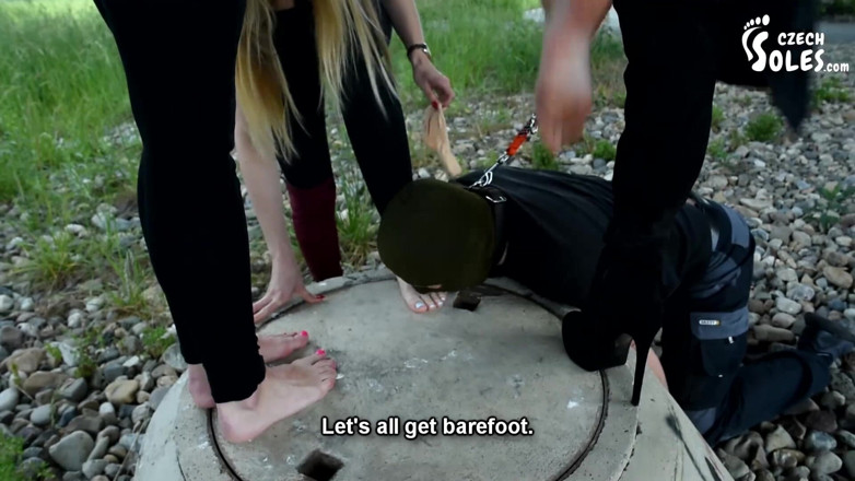Czech Soles - foot fetish content: พาทาสเท้าเดินเล่นกับเพื่อนสองคน
