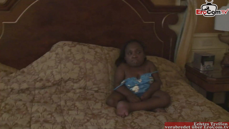 EroCom: Чернокожий карлик трахается с обычным белым мужиком в фетиш-порно