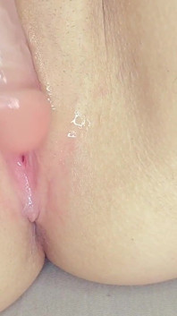 Une jeune chatte vierge magnifique se masturbe, se fait baiser et taille une pipe