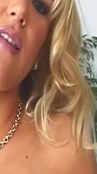 ブロンドのミルフが大きなペニスにむせて激しく突かれる