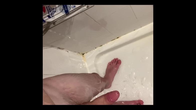 Bob Steel: Lavando mi polla en la ducha, me pongo duro y...