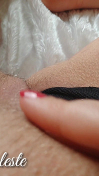 Orgasm în chiloți negri sexy din dantelă cu futai cu degetul