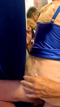 Wir haben ein gloryhole gemacht und dann spaß gehabt